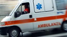 Giovane centauro si scontra con un'auto e viene sbalzato in una scarpata: morto