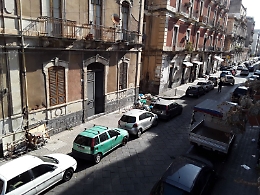 Catania, via Giordano Bruno: cumuli di spazzatura come ogni giorno agli angoli delle strade