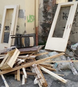 Suppellettili e rifiuti abbandonati in via Stazzone a Catania: rischio anche per i pedoni