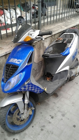 Motorino abbandonato da più di anno in via Quieta a Catania
