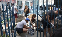 Catania, militari Usa "operai" per tinteggiare la cancellata di una chiesa