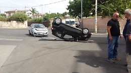 Auto capottata in via Cibele: due persone rimaste ferite
