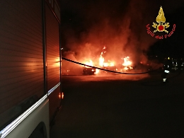 Ragusa, a fuoco 11 autovetture nuove