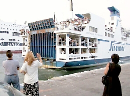 Avaria a un motore, torna a Palermo il traghetto partito per Ustica