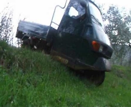 Esce fuori strada con la motoape e finisce in un dirupo: 63enne muore a Messina