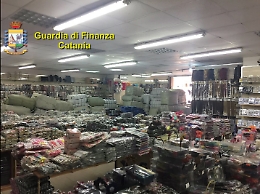 Misterbianco, sequestrati quasi 6 milioni di capi d'abbigliamento