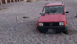 Un  Pandino sulla spiaggia. Il proprietario: «L'auto mi era stata rubata»