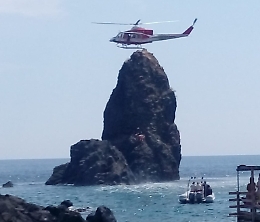 Scivola da uno dei faraglioni di Aci Trezza, ragazzino soccorso con un elicottero