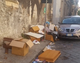 Rifiuti in bella mostra in via Grotte bianche a Catania: e il Comune che fa?