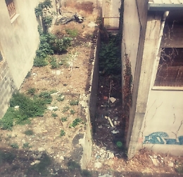 La discarica che nessuno vede dentro la scuola De Andrè ad Aci S. Antonio