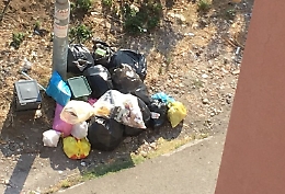 Spazzatura non raccolta da giorni in via San Filippo Neri a Catania