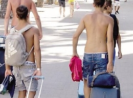 Siracusa, a Ortigia e nei luoghi storici vietato girare a torso nudo