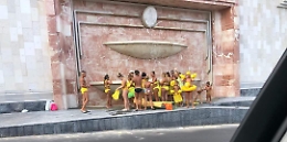 Catania, il “bagno” nella fontana del Tondo Gioeni