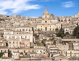 Modica, foto di Mussolini in un bar: associazione offre legale al titolare
