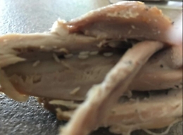 Acireale: acquista fusi di pollo bio, ma erano pieni di larve