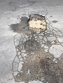 Catania: buca pericolosa di fronte la scuola