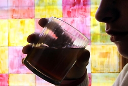 «Cola, tè, aranciata, acqua tonica...  microplastica contamina le bibite»
