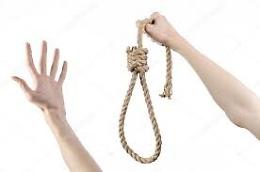 Tenta di impiccarsi a bastone tenda, polizia a Catania salva una 50enne