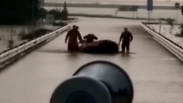 Meteo, anziano su letto che galleggiava
salvato in extremis da agenti e pompieri