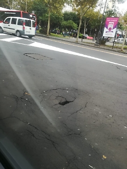 Catania, Piazza Santa Maria di Gesù: un buco che potrebbe diventare voragine