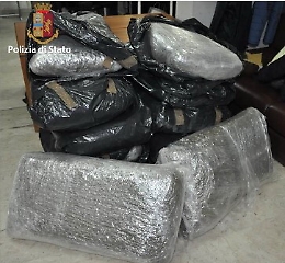 Trasportava 123 chili di marijuana in un furgone: arrestato un 53enne