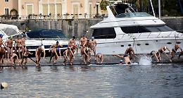 «San Silvestro a mare», la coraggiosa "follia" dei catanesi in una serie di scatti