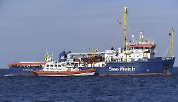 Augusta, imminente lo sbarco dalla Sea Watch. Salvini: «Missione compiuta, ora indagare Ong»