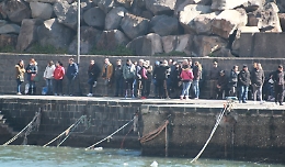 Dispersi in mare, gente sul molo a S. M. la Scala e sommozzatori in mare
