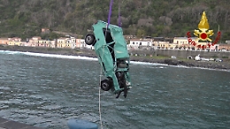 Santa Maria la Scala: il recupero dell'auto dei giovani travolti dalle onde