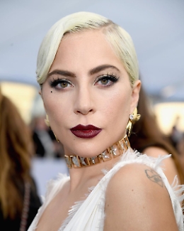 Strascichi, lustrini e diamanti: Lady Gaga e i suoi look tutti da Oscar