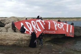 Mare Jonio, anche il parroco sul molo, esposto striscione: «Aprite i porti»