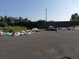 Catania: perdura la mancata raccolta dei rifiuti in Via del Roveto