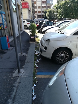 Catania: da più di 2 mesi il marciapiede di Piazza della Guardia non viene ripulito