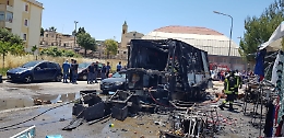 Gela, scenario di guerra in via Madonna del Rosario dopo l'esplosione al mercatino