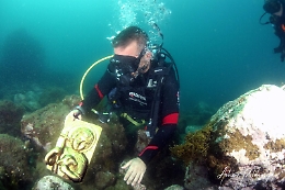 Nel fondale San Giovanni li Cuti il bassorilievo di San Giovanni Battista