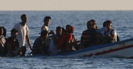 Tunisini sbarcano a Lampedusa e trovano carabinieri ad aspettarli