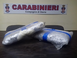 Giarre, sull'auto con 4 chili di marijuana: arrestati dai carabinieri