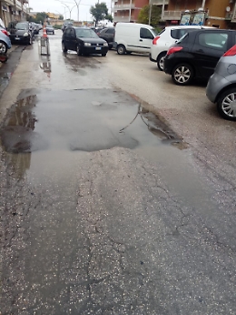 Siracusa: un marciapiede per proteggere i pedoni in via Algeri