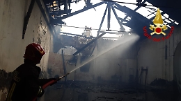 Catania, incendio in via Trigona
in una carrozzeria in abbandono