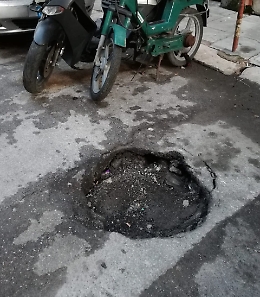 Palermo, via Matteo Silvaggio: buca pericolosa