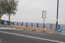 Evidenziato in giallo "scalino"pista ciclabile sul lungomare