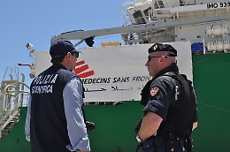 Pozzallo, in un gommone stipati 145 migranti: arrestati 2 scafisti