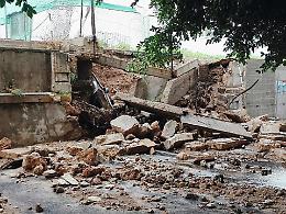 Noto, acquazzone autunnale: crolla muro dell’ex stadio