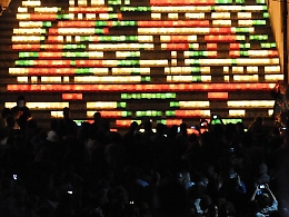 Caltagirone, scala illuminata tra devozione e messaggio di pace