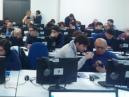 Catania, ruoli capovolti: i ragazzi insegnano computer ai nonni