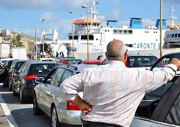 Tutti in coda per arrivare in Sicilia, è di tre ore l'attesa per traghettare
