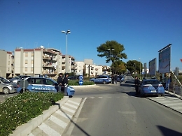 Si "arma" di zappa e pietre e aggredisce collega e titolare