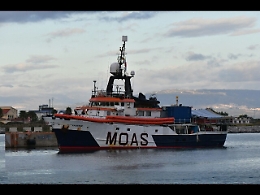 Fondatrice dell'Ong Moas: "Noi non abbiamo mai ricevuto telefonate dagli scafisti"