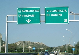 Operai addetti alla potatura travolti lungo la A29, tre feriti