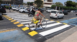 Dossi- strisce pedonali sulla pista ciclabile del Lungomare